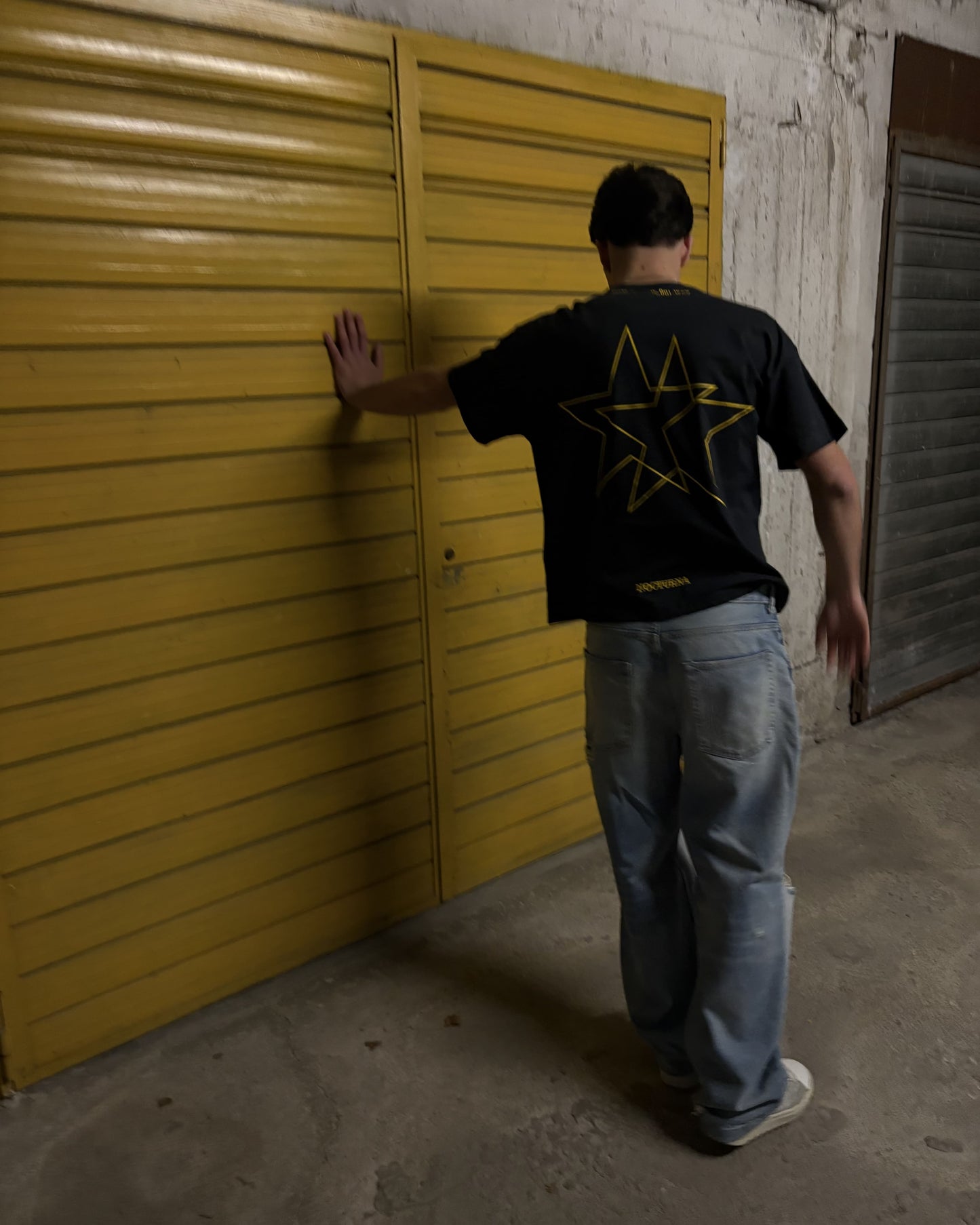 NOCTURNA STAR TEE BOXY-FIT DARK GREY & YELLOW